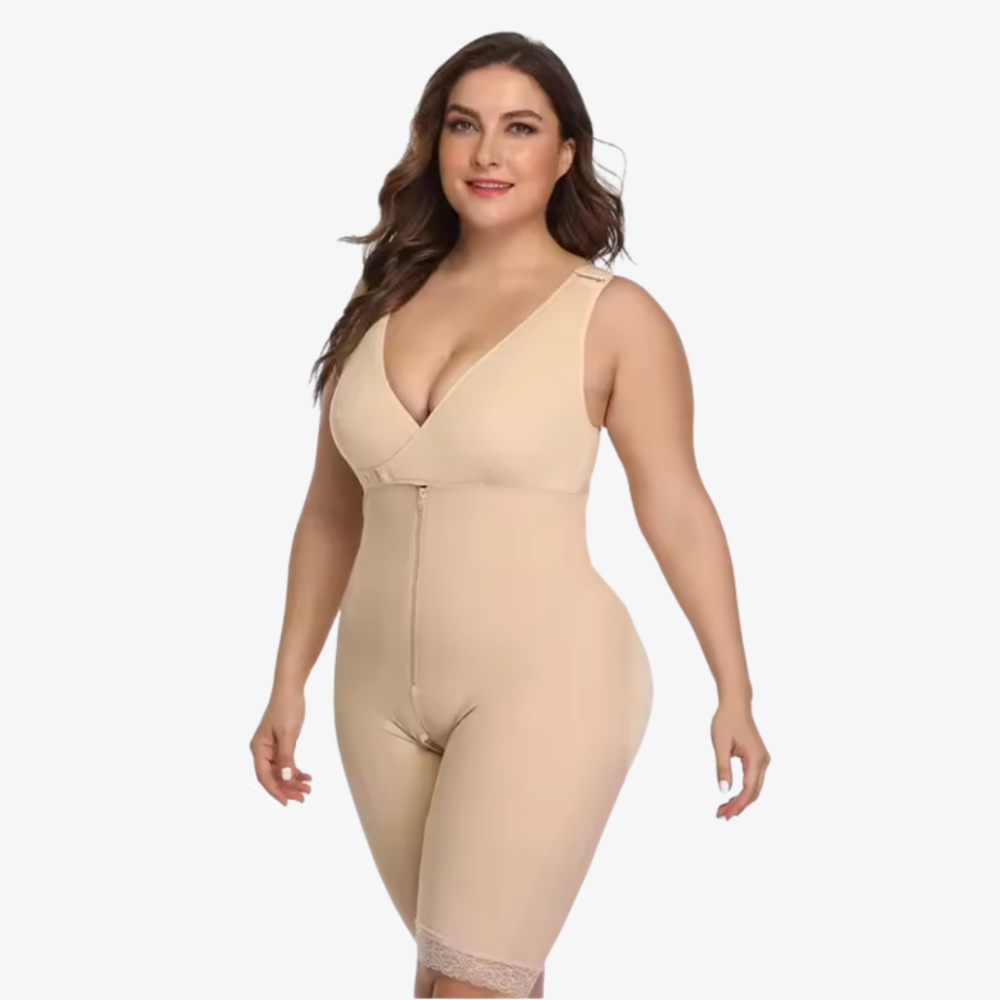 Femme souriante portant un body gainant beige HeyBody, sculptant et confortable, affine la silhouette et reste invisible sous les vêtements