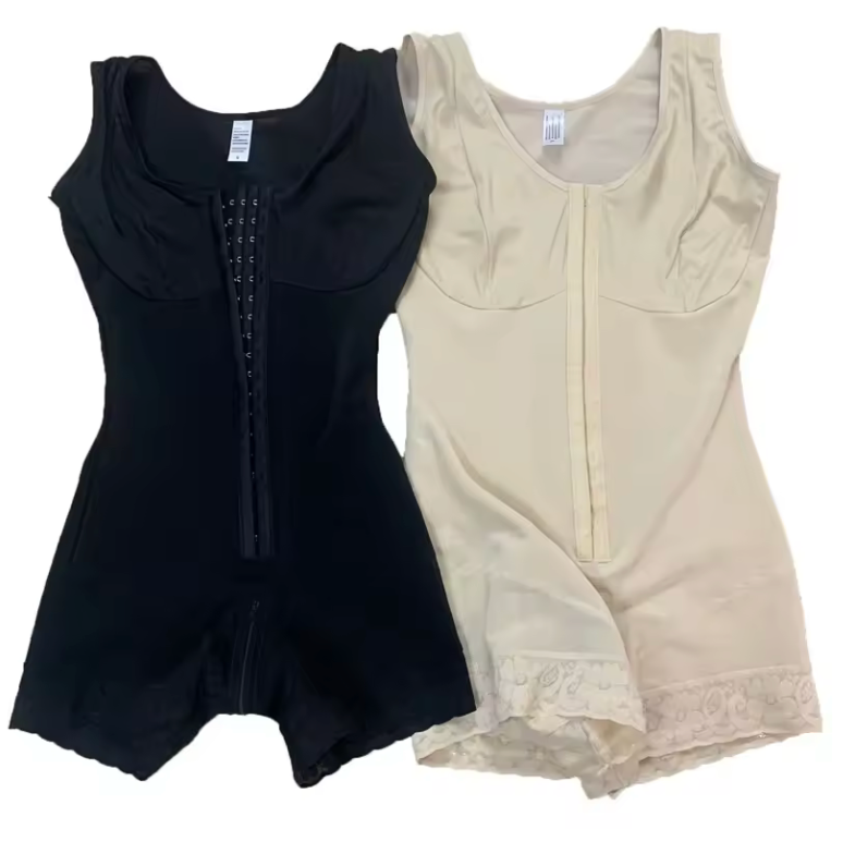 Bodies gainants HeyBody noir et beige posés à plat, sous-vêtements sculptants invisibles sous les vêtements