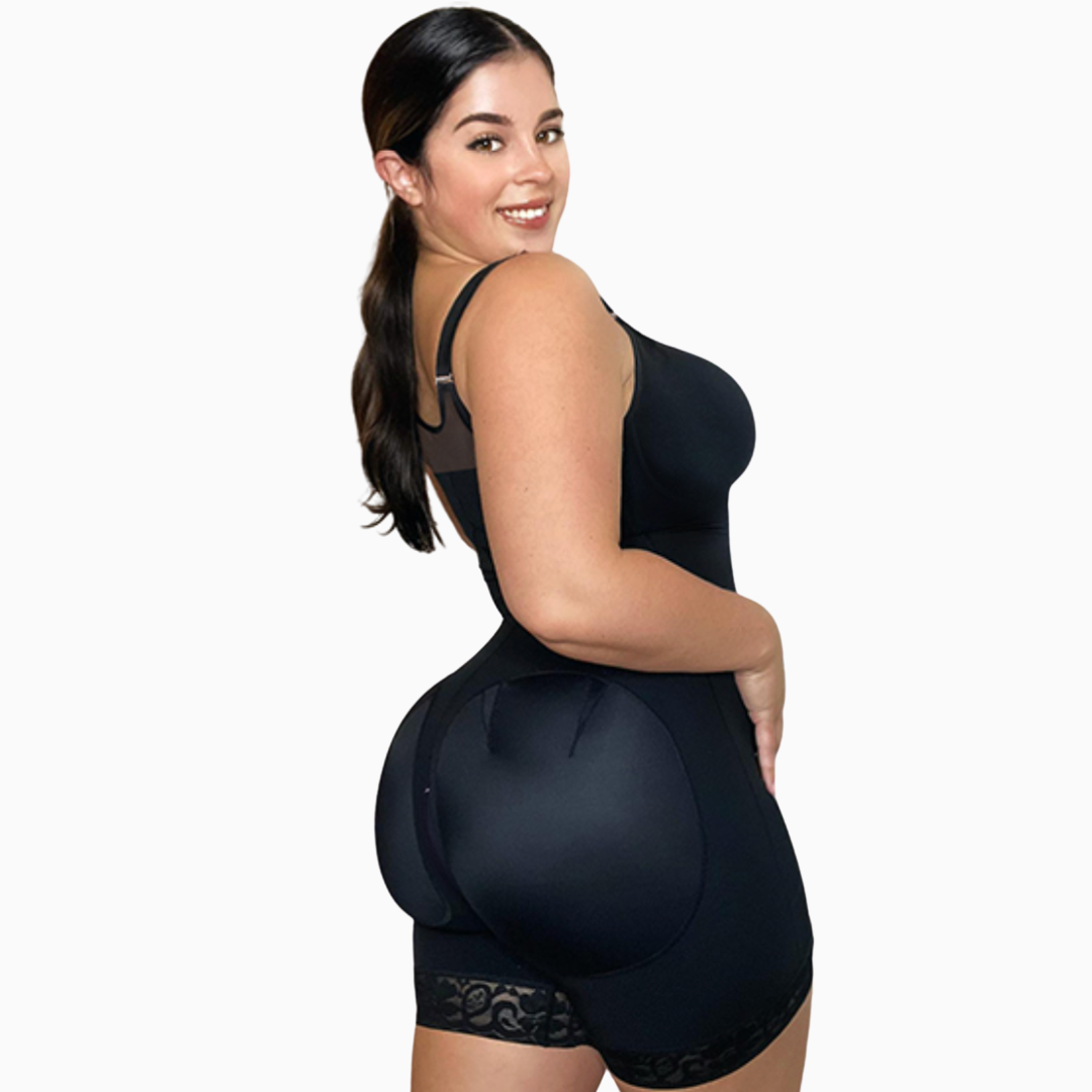 Femme portant un body gainant noir HeyBody, vue de profil, silhouette redessinée avec un effet seconde peau élégant et naturel
